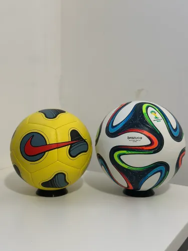 2 bolas de futebol e futsal