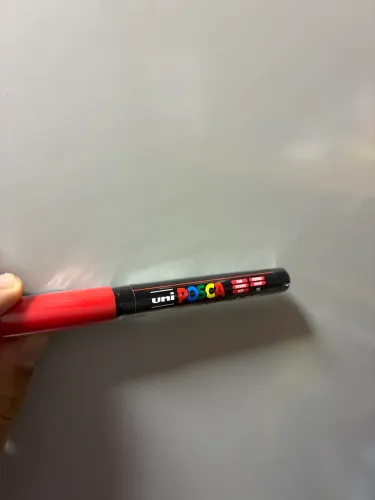Caneta vermelha posca