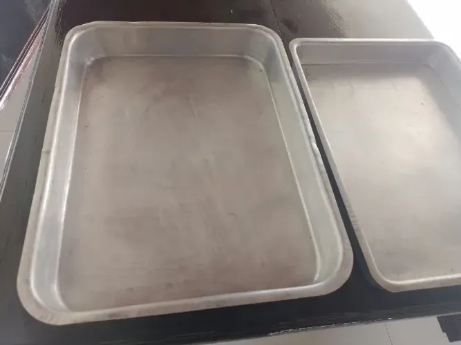 Duas assadeiras de alumínio  50x37cm , 47x34cm.