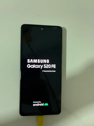 Samsung Galaxy S20 FE R$830,00 256GB / 8GB RAM)