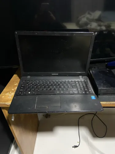 Notebook antigo , bateria um pouco viciada mas segura fora do carregador por um tempinho 