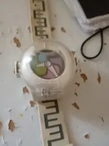 Vendo relógios de brinquedo para criança brincar.