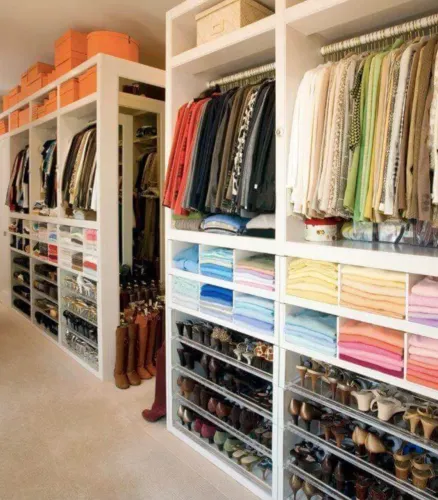 Organização de closets/ armários.