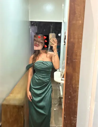 Vestido Longo de Festa Verde Esmeralda em Cetim Drapeado com Fenda
