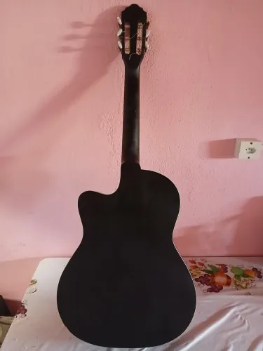 Vendo este violão