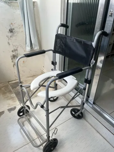 Cadeira de Banho para Idosos e Pessoas com Mobilidade Reduzida 
