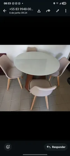 Mesa e cadeiras