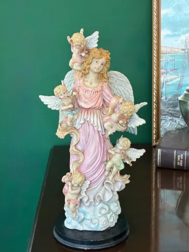 Antiga estatueta de resina representando anjo cercado por 5 querubins