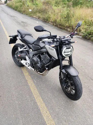 Honda CB650R apenas 6 mil km rodados