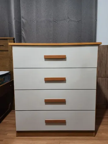 Cômoda e cama com colchão