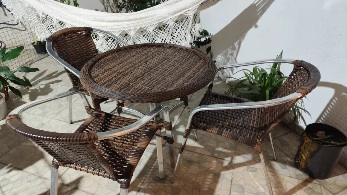 Mesa com 4 cadeiras (área externa)