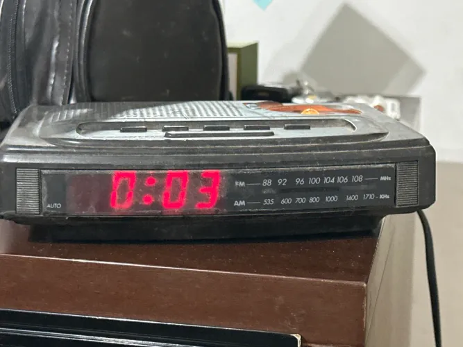 Rádio relógio semivox digital colecionável funcional
