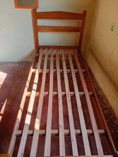 Vendo cama de solteiro madeira maciça eucalipto 