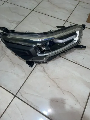 Farol Hilux 2021/25 full LED LD direito (passageiro)