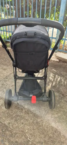 Carrinho de bebê com bebê conforto