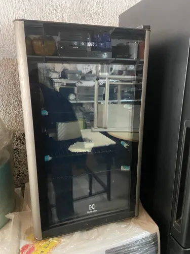 Adega eletrolux 32 garrafas com uma porta e painel digital
