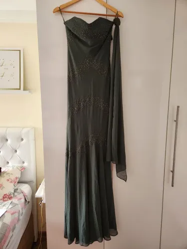 Vestido de festa verde musgo, tomara que caia com pedraria bordada. Contém encharpe