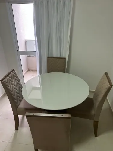 Mesa de jantar redonda com tampo de vidro e 4 cadeiras estofadas