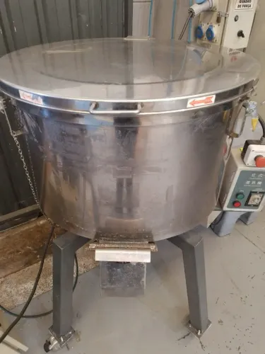 Misturador Vertical para Matéria-Prima Plástica 100 kg Usado