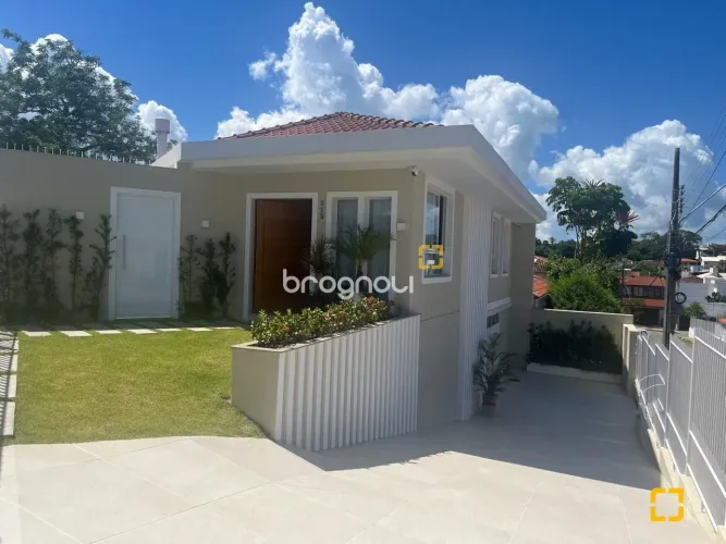 CASA À VENDA DE ESQUINA NO BOM ABRIGO - FLORIANÓPOLIS