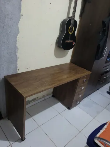 Escrivaninha com 4 gavetas