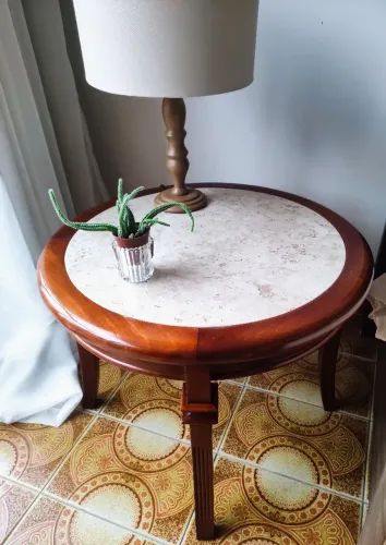 Mesa de canto em madeira e mármore