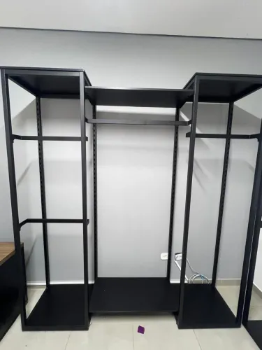 Estrutura industrial com arara