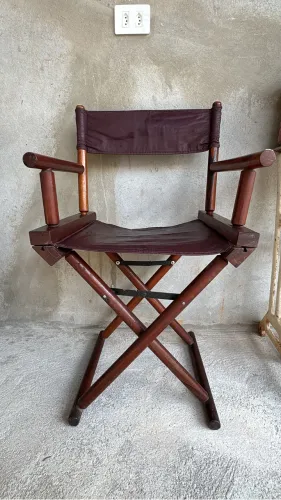 Cadeira cineasta em madeira maciça e couro