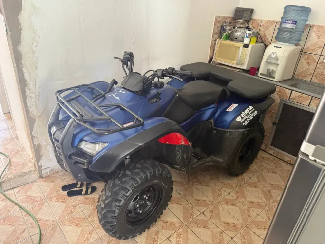 Vendo quadriciclo 2012 todo original.