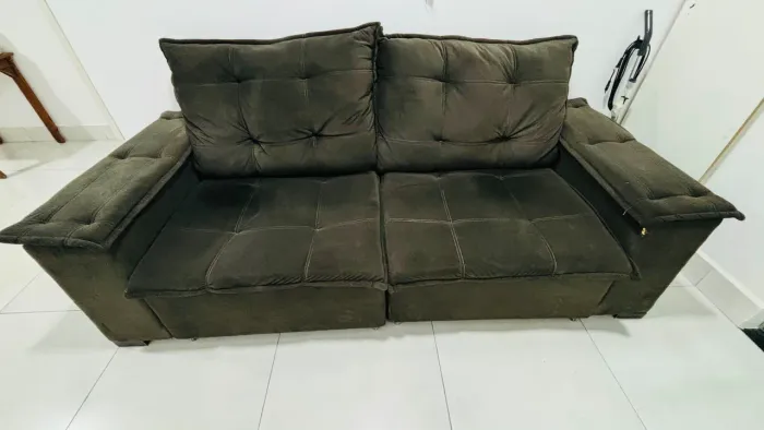Sofá retrátil e reclinável marrom escuro