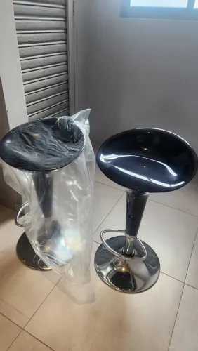 02 banquetas giratórias cor preta