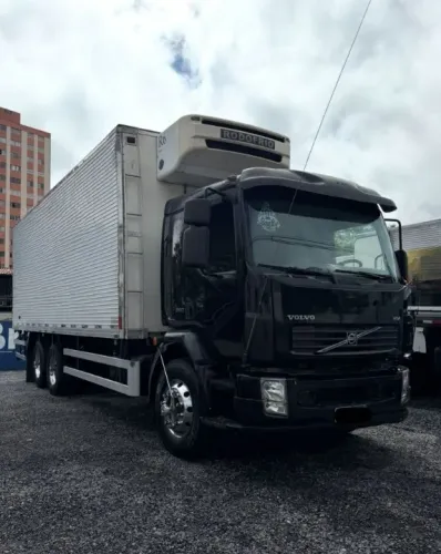 Volvo Vm 260 6x2 - 2008  Baú câmara fria  