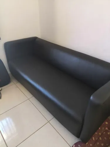 Sofá preto em courino Tok Stok