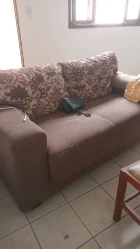 Doa se sofa na Guilhermina. 2 lugares c pequenos reparos de estofado.