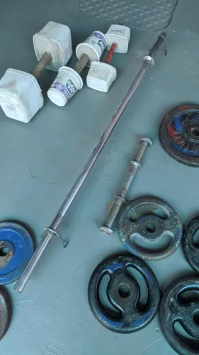 100Kg de Anilhas de Ferro + Barra De Supino e Halteres