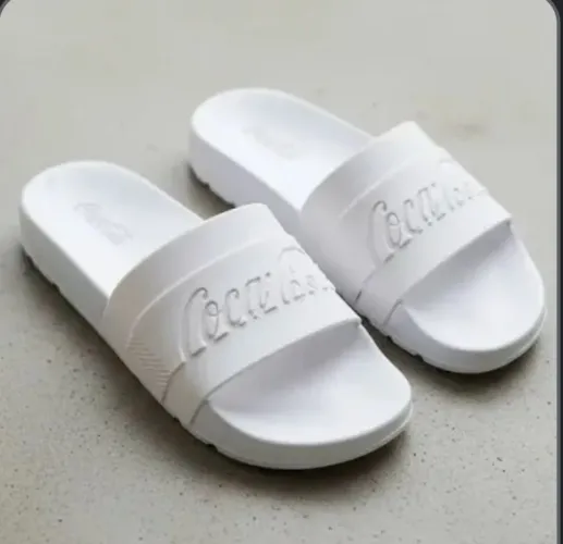 Vendo uma sandália masculina da coca cola original por 100$ tamanho 43/44
