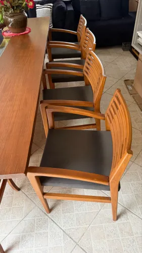 vendo mesa de madeira com 7 cadeiras e um banco
