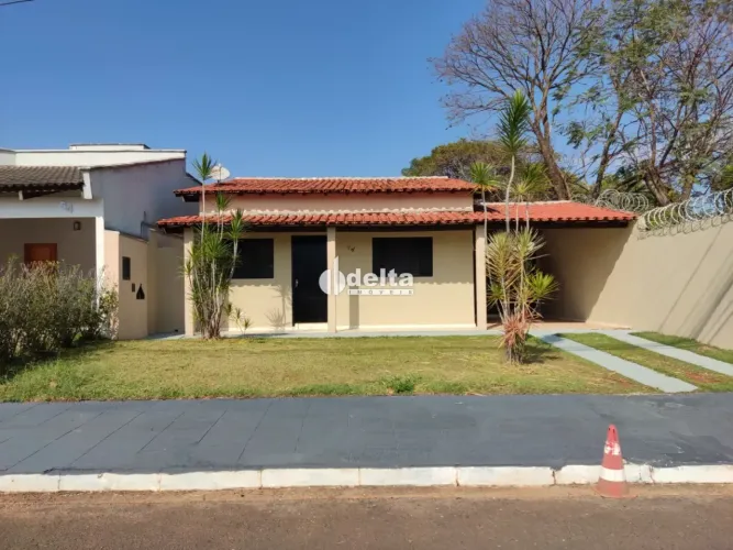 Casa em condomínio com 3 quartos, sendo 1 suíte disponível para locação no bairro Alto Umu