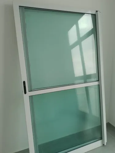 Porta de correr em alumínio branco para sacada e varanda 210x150