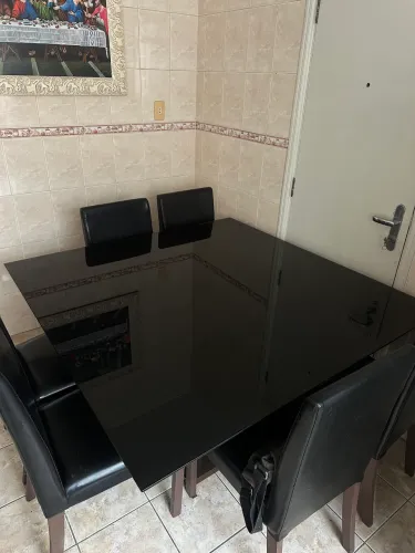 Mesa de vidro 8 lugares + 6 cadeiras de couro.
