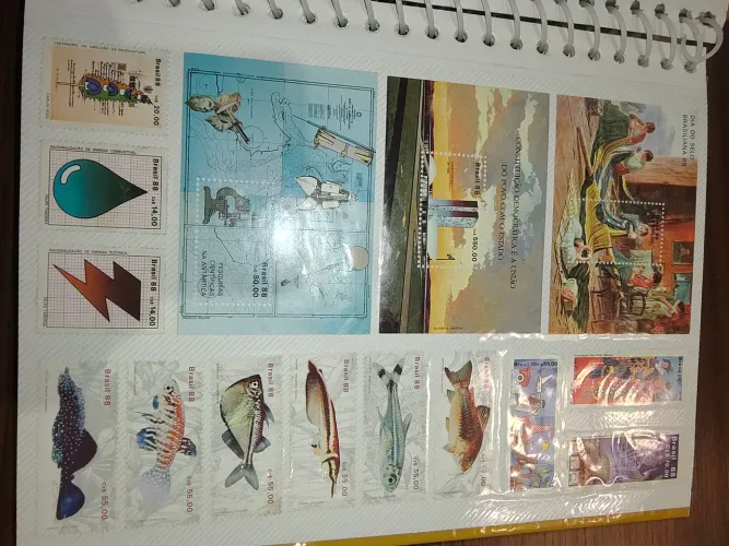 Coleção de 659 selos - Filatélico