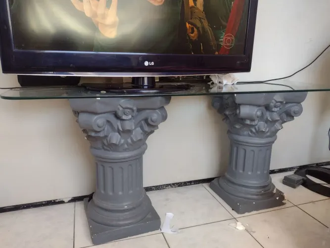 Aparador de Vidro com Colunas Gregas Decorativas