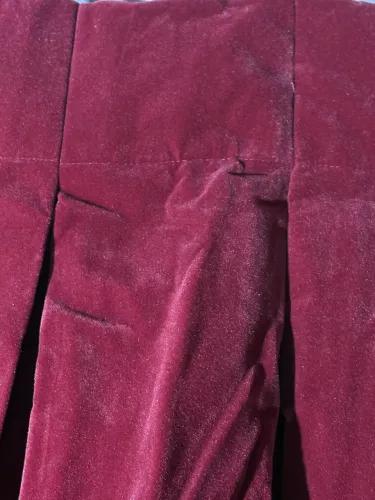 Vendo cortina em veludo vermelho