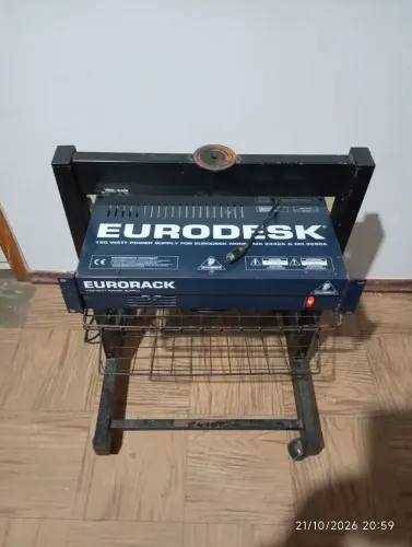 Fonte de alimentação externa Behringer Eurodesk MX2442A e MX3282A.