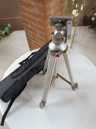 tripé vintage profissional em alumínio com cabeça de movimento e bolsa
