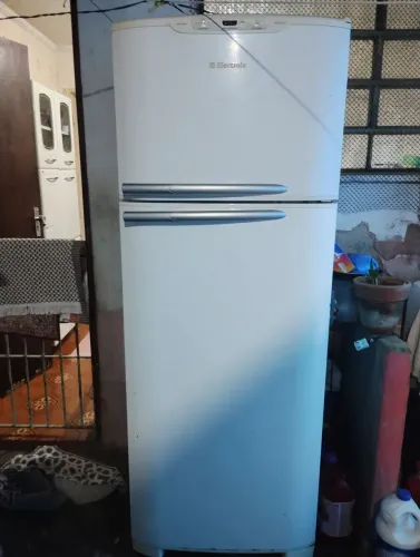 Geladeira Electrolux Frost Free Premium com defeito 