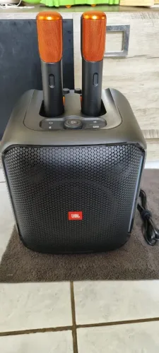 CAIXA DE SOM JBL COM DOIS MICROFONES