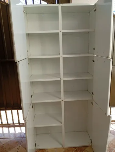 Armário de cozinha com marcas de uso usado