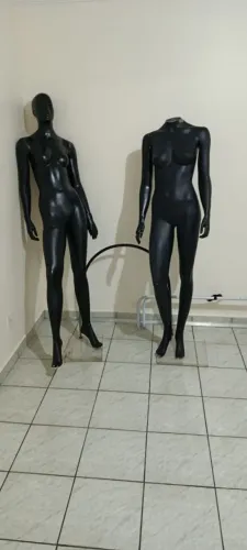 Kit completo para loja de roupas - 2 Manequins + 2 Trocadores + Araras