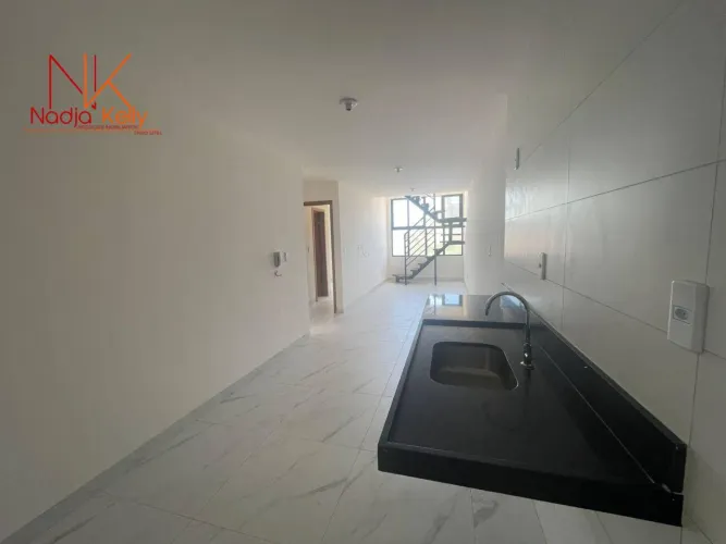 Cobertura Nova com condomínio baixo em prédio de 3 andares a 800 metros mar do Bessa
